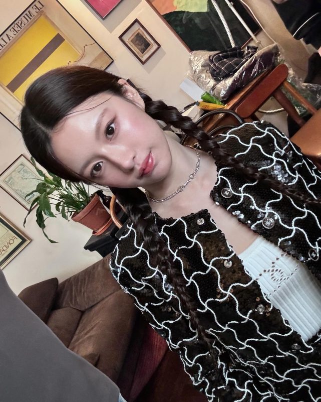 Kim Ji-yeon Go Youn-jung beauty stylewoman-braids-sequin-jacket-necklace.