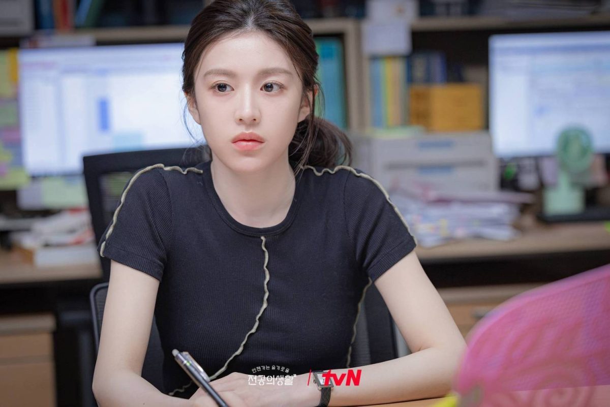 Kim Ji-yeon Go Youn-jung beauty styleworkplace-woman-serious-expression-office.