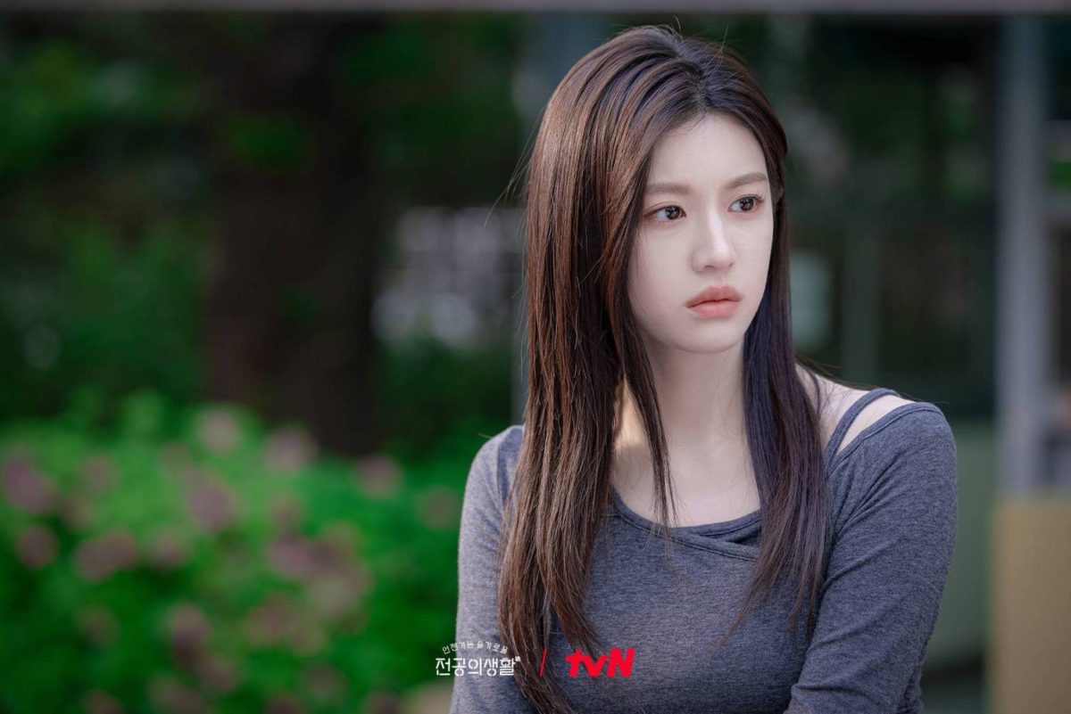 Kim Ji-yeon Go Youn-jung beauty styleasian-woman-pensive-look-long-hair.