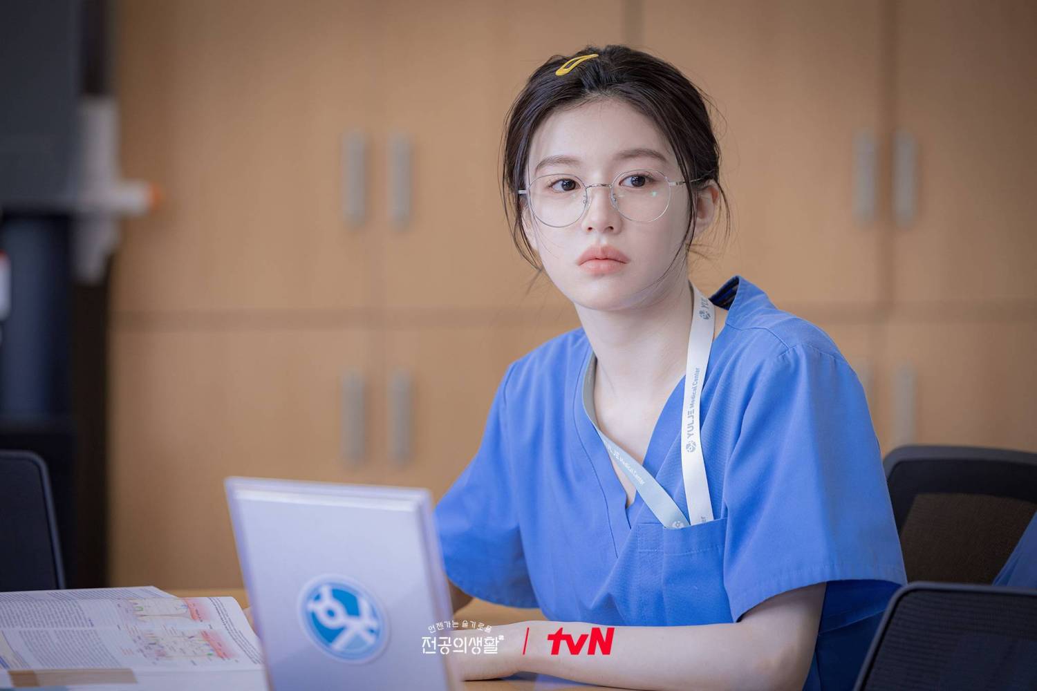 Kim Ji-yeon Go Youn-jung beauty stylekorean-actress-hospital-uniform-glasses-laptop.