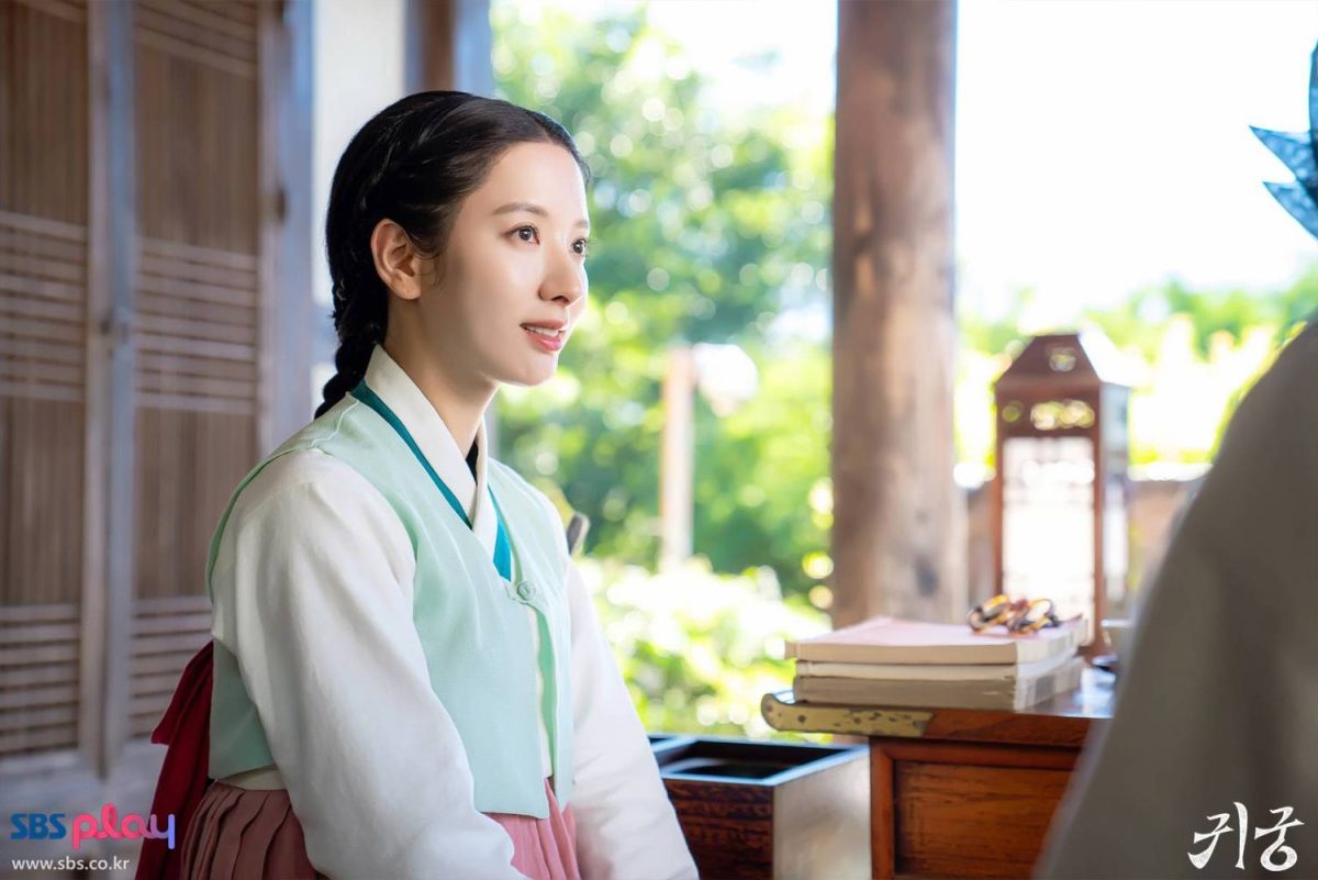 Kim Ji-yeon Go Youn-jung beauty stylekorean-woman-hanbok-window-view.