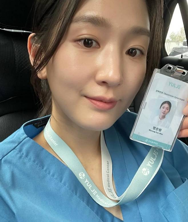 Kim Hye-in Resident Playbookkorean-actress-doctor-badge-selfie.