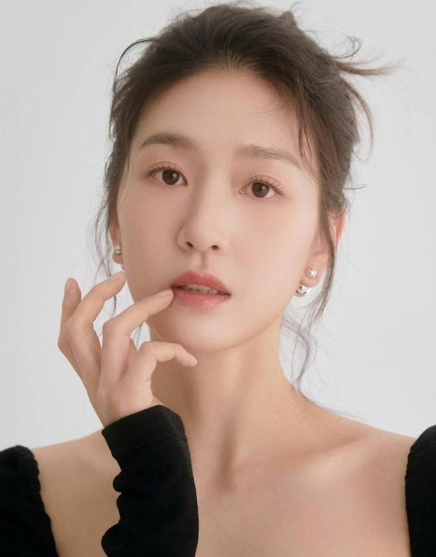 Kim Hye-in Resident Playbookkorean-actress-portrait-finger-lips.