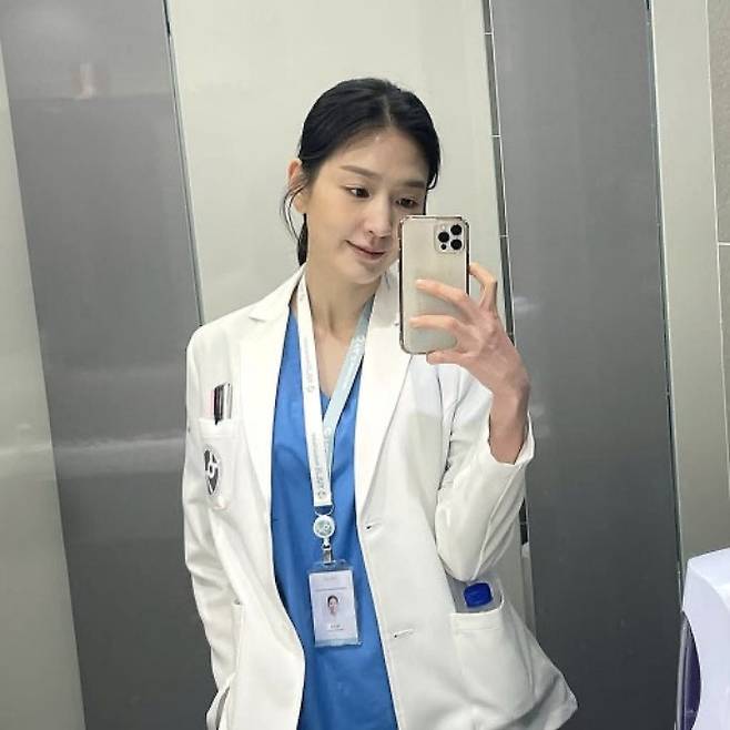 Kim Hye-in Resident Playbookwoman-doctor-selfie-uniform.
