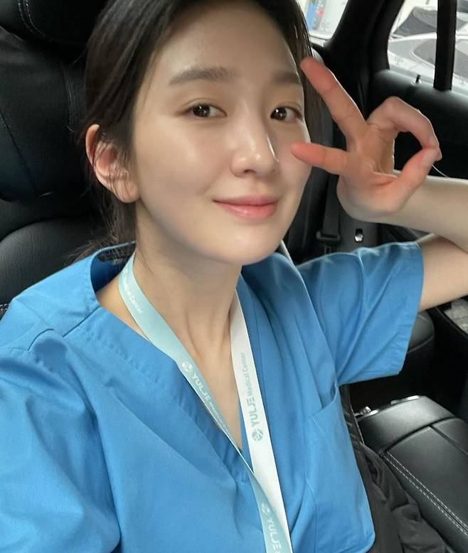 Kim Hye-in Resident Playbookdoctor-smiling-peace-sign-car.