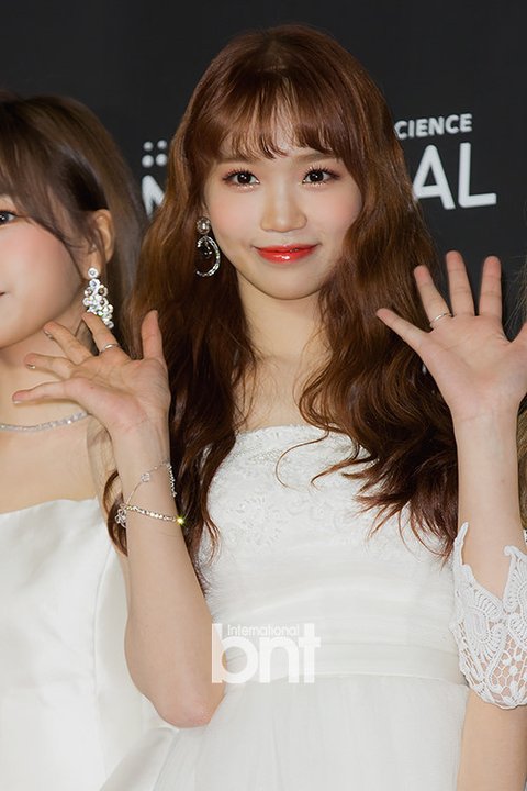 Kim Chaewon plastic surgerykorean-actress-dress-waving-hand.