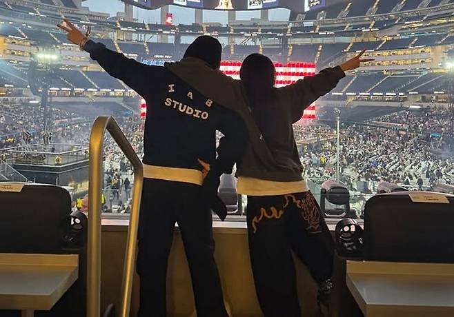 Jiyeon U.S. tripcouple-stadium-concert-crowd.