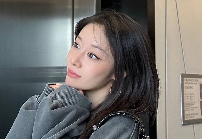 Jiyeon U.S. tripwoman-sweatshirt-earrings-lookingUp.