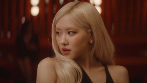 Rosé Messy songrose-blonde-hair-glamour-earrings.