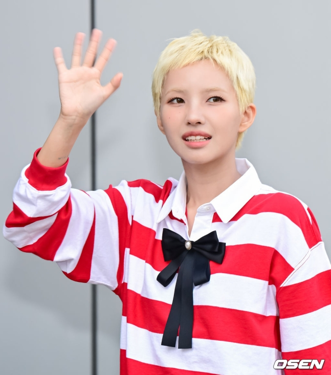 Soyeon blonde haircutkorean-singer-wave-red-white-stripes.