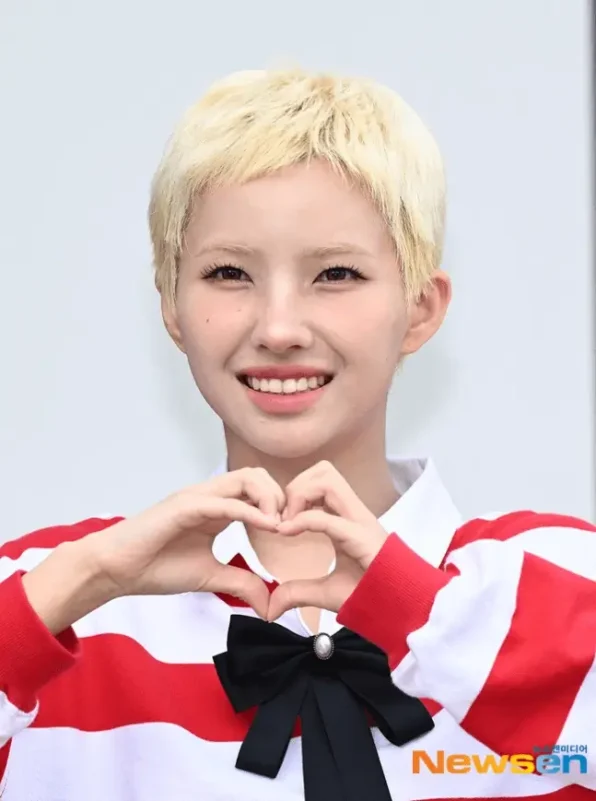 Soyeon blonde haircutkorean-actress-blonde-hair-heart-hands.