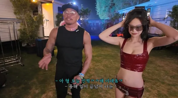 Jennie Choo Sung-hoon CoachellaJennie-blackpink-with-male-friend-red-outfit-night.
