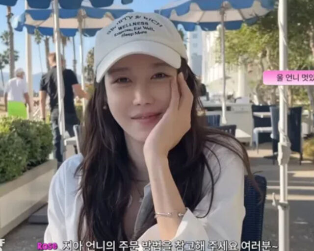 Rosé Lee Ji-ah LA lunchwoman-hat-smile-outdoors.