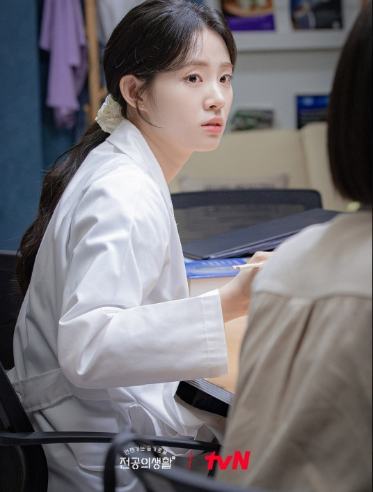 shin-si-ah-resident-playbook-the-old-woman-with-the-knife