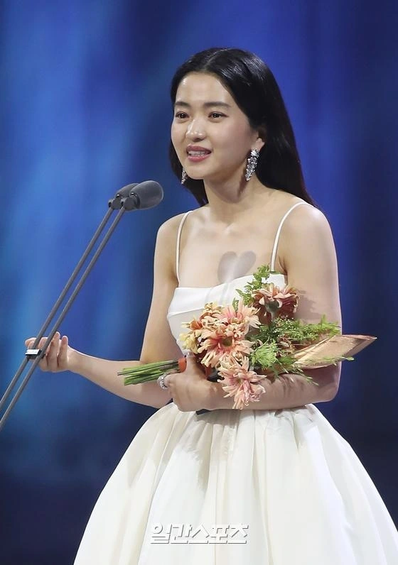kim-tae-ri-baeksang-2022