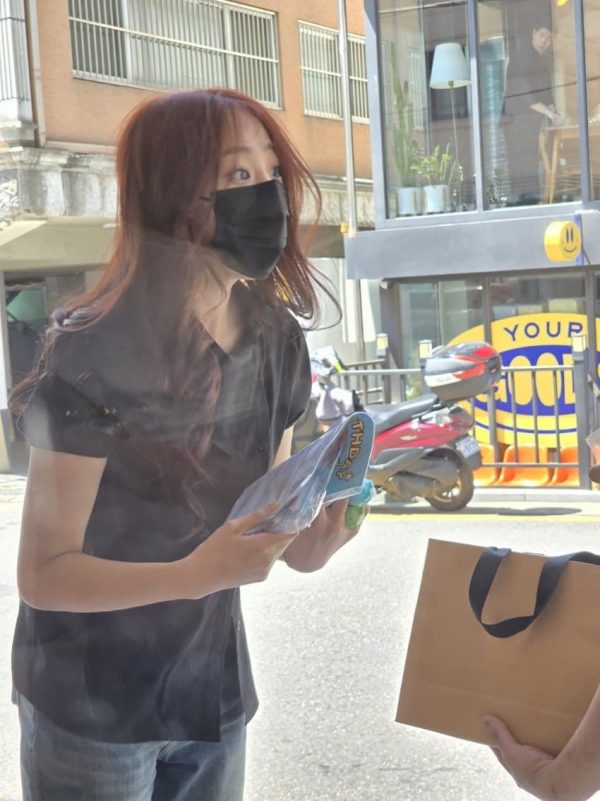 minji-newjeans-birthday-café-appearance-1