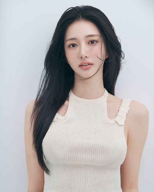 Choi Yeon-cheong childbirth emergency C-sectionasian-woman-portrait-white-background-sleeveless-top.