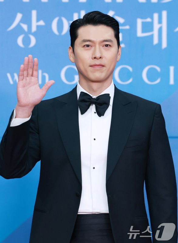 Song Hye-kyo Baeksang 2025 exesHyun-Bin-actor-tuxedo-waving.