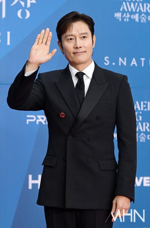 Song Hye-kyo Baeksang 2025 exeslee-byung-hun-suit-waving-hand-baeksang-arts-awards.