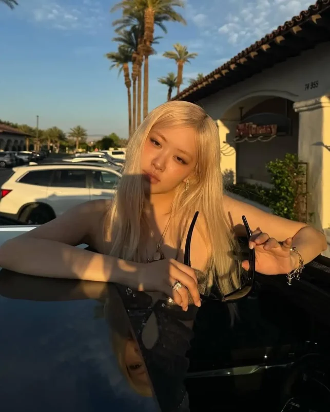 Rosé skinny brow trend