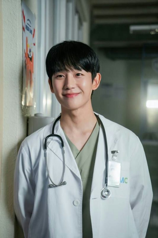 Jung Hae-in doctor roledoctor-stethoscope-labcoat-smile.