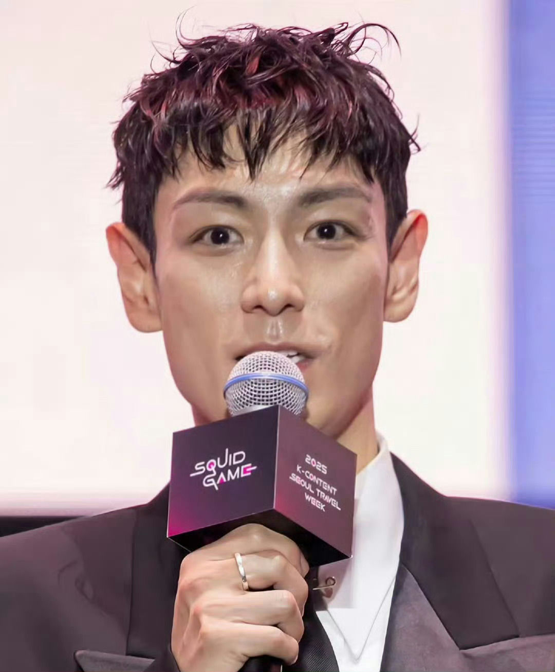 T.O.P Squid Game 3 appearanceman-microphone-SquidGame-suit.