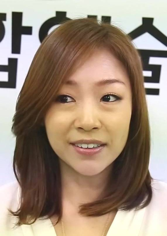 Lena Park vocal cord cystwoman-portrait-smiling-brunette.
