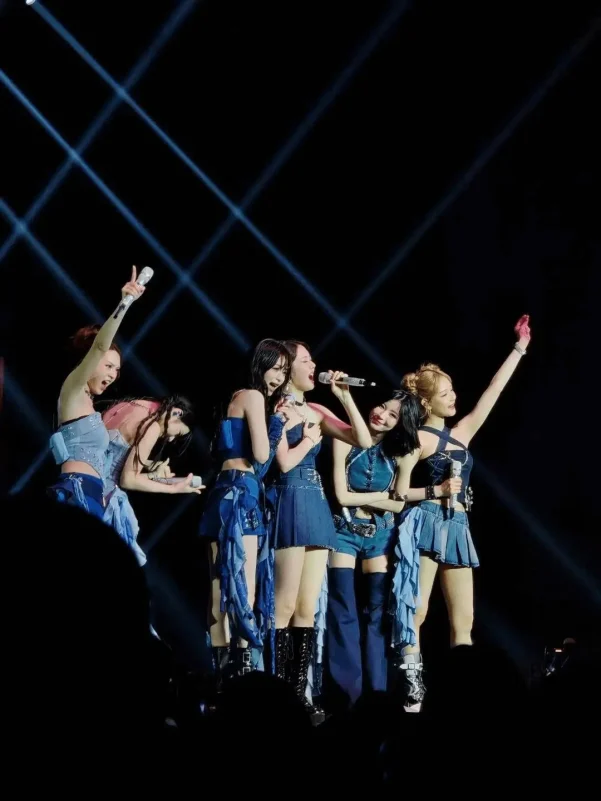 babymonster stage collapse taiwan concertgroup-performance-blueoutfits-stage-microphones.