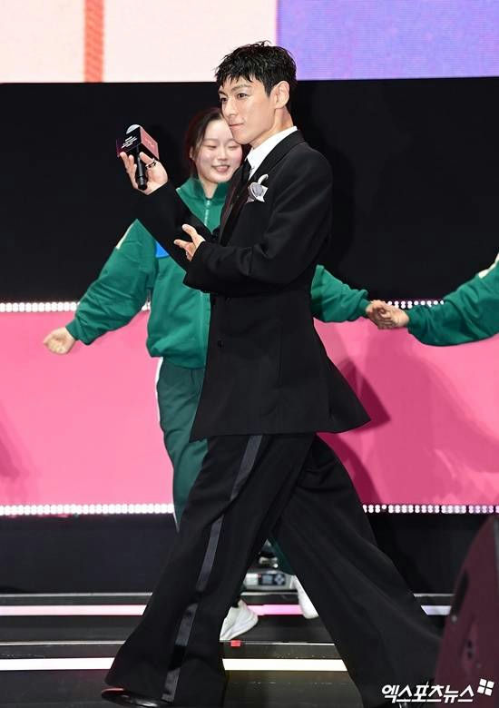 t.o.p squid game 3 comebackman-suit-microphone-stage.