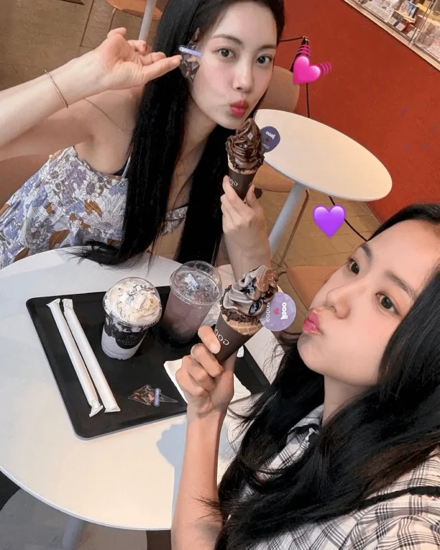 jisoo blackpink friend trinitywomen-icecream-drinks-selfie.