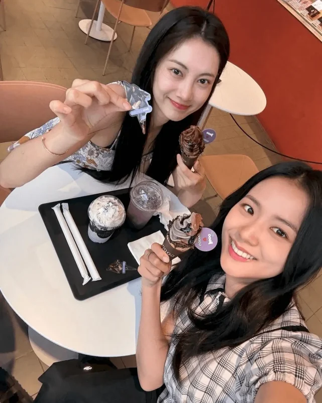 jisoo blackpink friend trinityselfie-icecream-women-cafe.