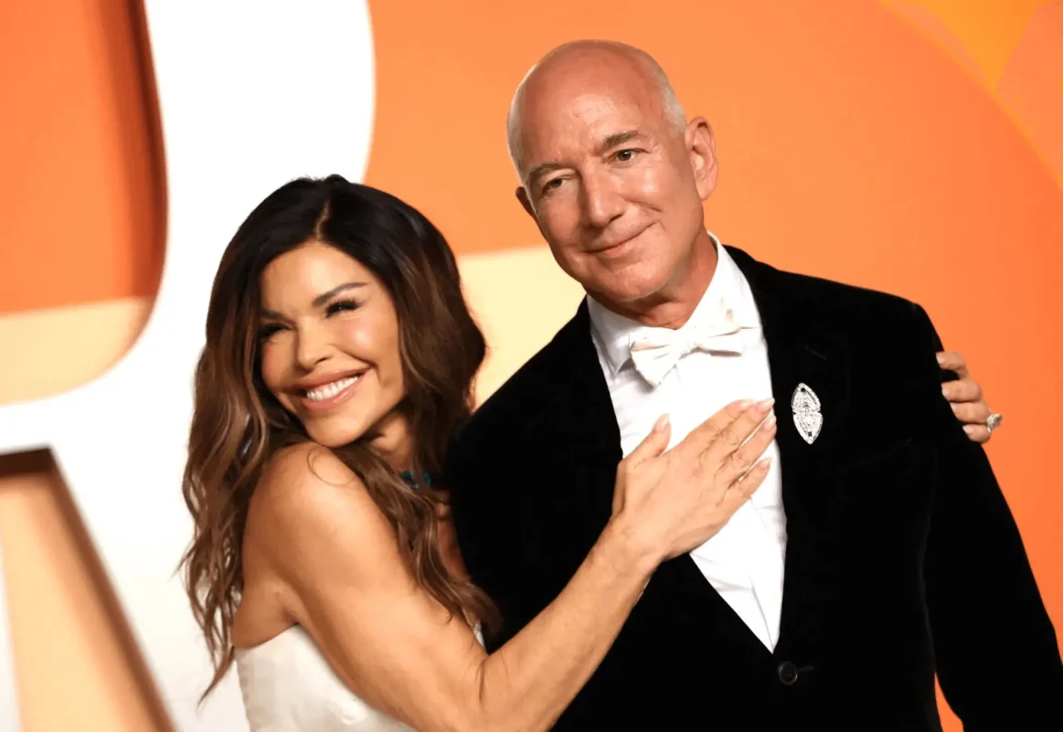 who is lauren sánchezCouple-RedCarpet-FormalWear-Smiling.