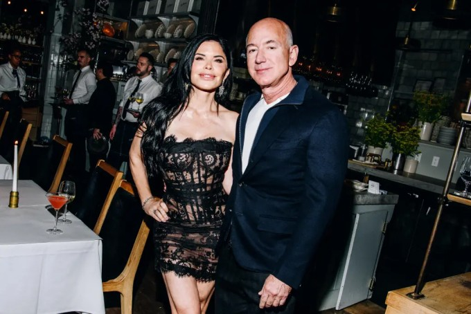 who is lauren sánchezJeffBezos-LaurenSanchez-Restaurant-Couple.