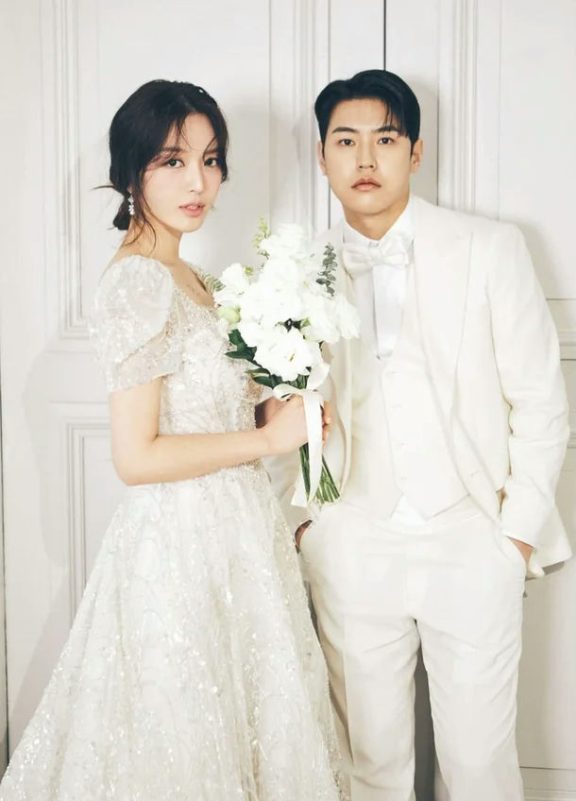 aoa chanmi weddingwedding-couple-white-bouquet.