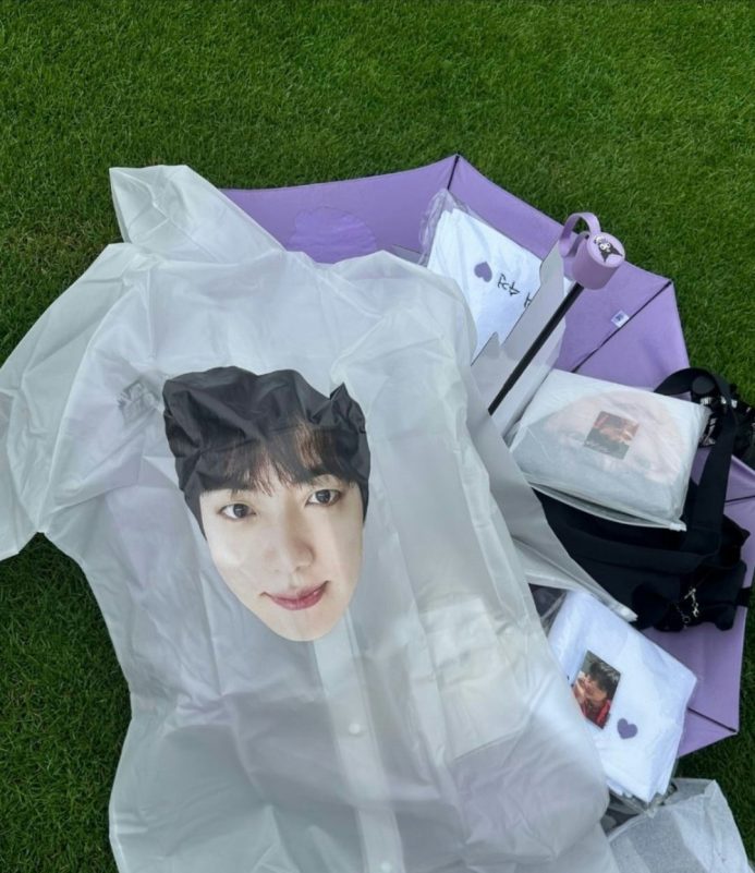 run seokjin fan concertlawn-BTSMerch-poncho-umbrella.