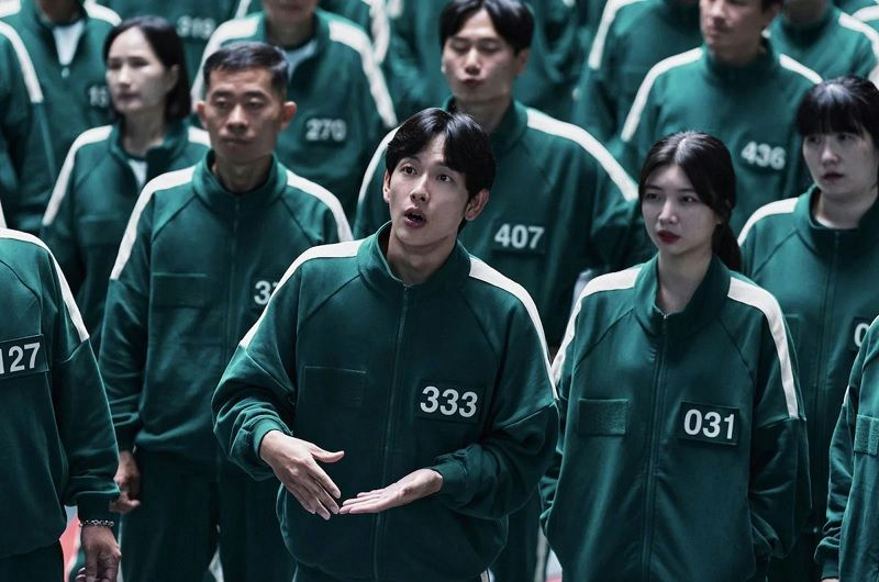 lee myeong-gi squid game 3SquidGame-GreenJackets-Numbered-Crowd.