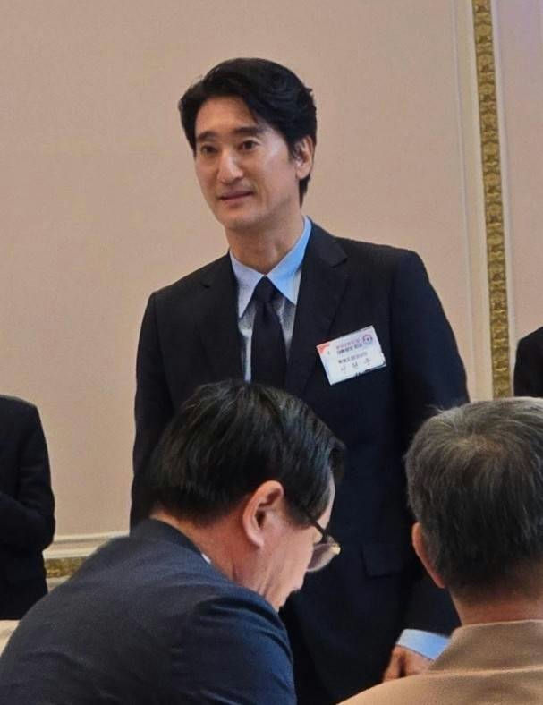 shin hyun-joon blue house memorialbusiness-meeting-suit-man-nameTag.