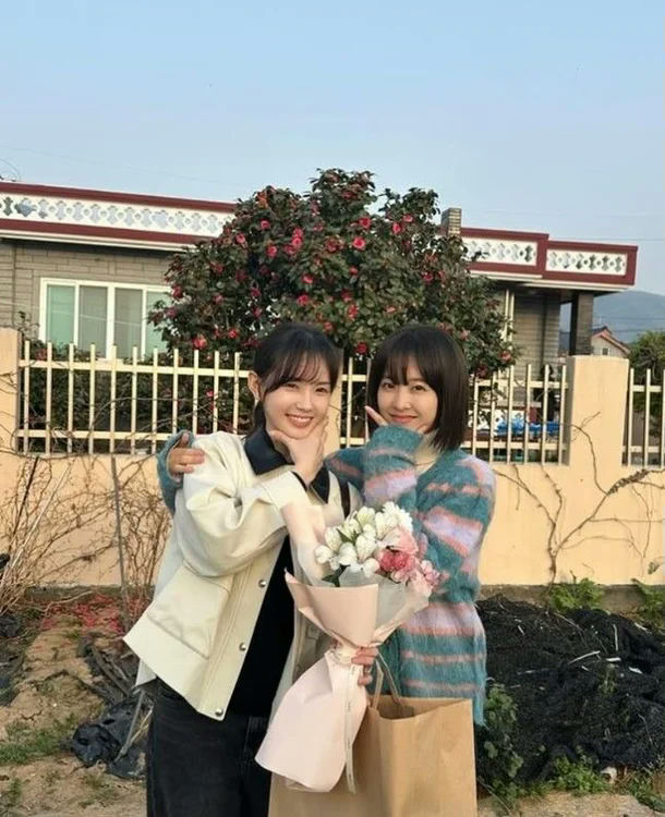 park bo-young kindness on setTwoWomen-Bouquet-Smiling-Outdoor.
