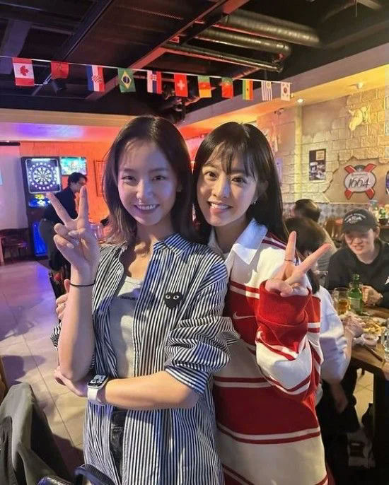 park bo-young kindness on setwomen-peaceSign-flags-bar.