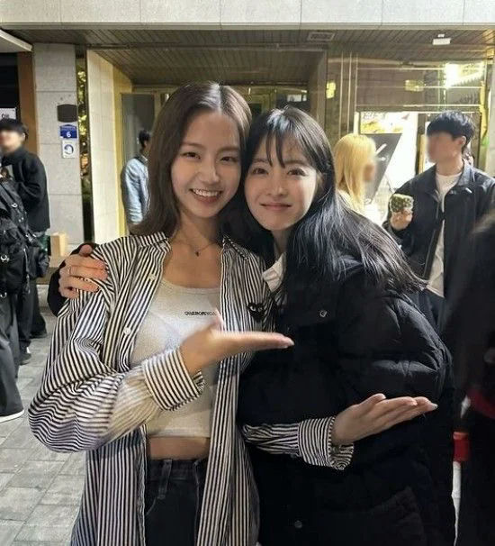 park bo-young kindness on setTwoWomen-Smiling-Casual-Outdoors.