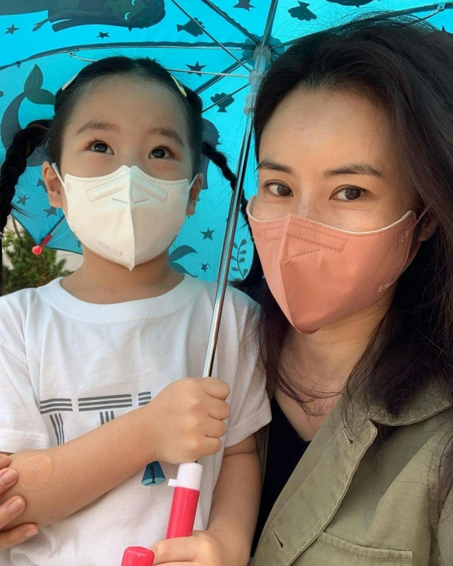 celebrities chaebol family divorcemother-daughter-masks-umbrella.