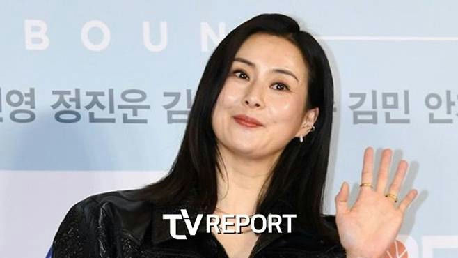 celebrities chaebol family divorcewoman-hand-waving-jewelry.