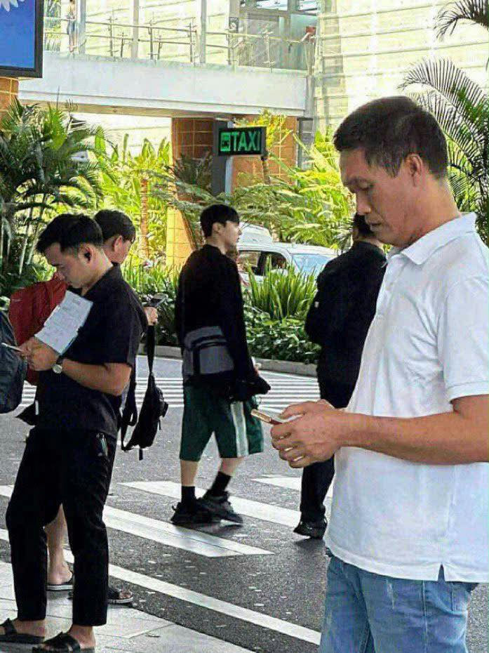 bts jimin jungkook da nang flightmen-crosswalk-phones-taxi.
