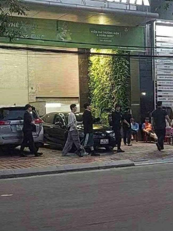 bts jimin jungkook da nang flightstreet-cars-guards-people.