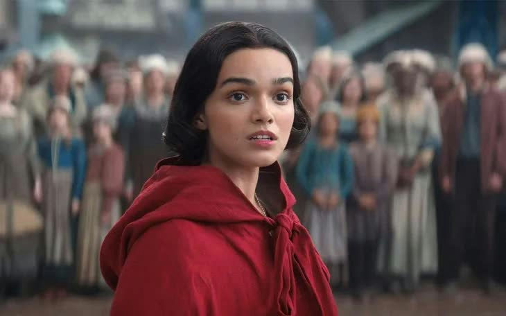 rachel zegler snow white therapywoman-redcloak-crowd-drama.