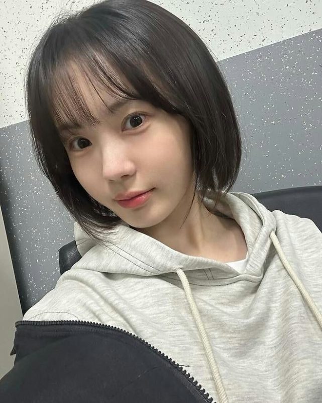 park bo-young twinwoman-hoodie-bobbedhair-selfie.
