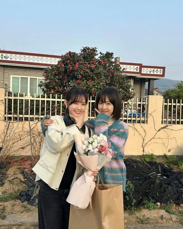park bo-young twintwoWomen-bouquet-house-smiling.