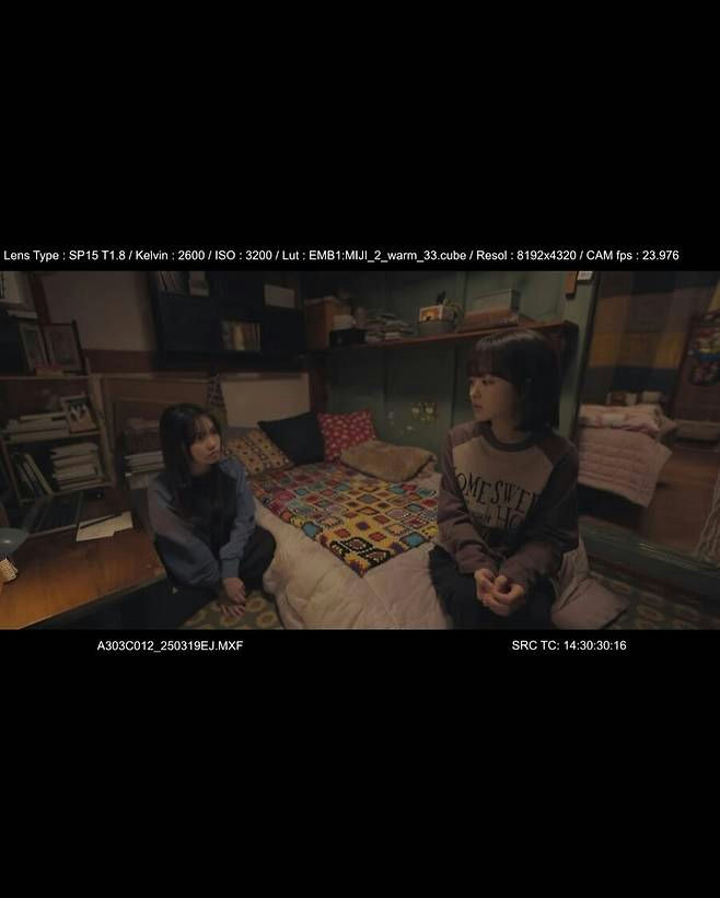 park bo-young twintwoPeople-bedroom-indoors-sitting.