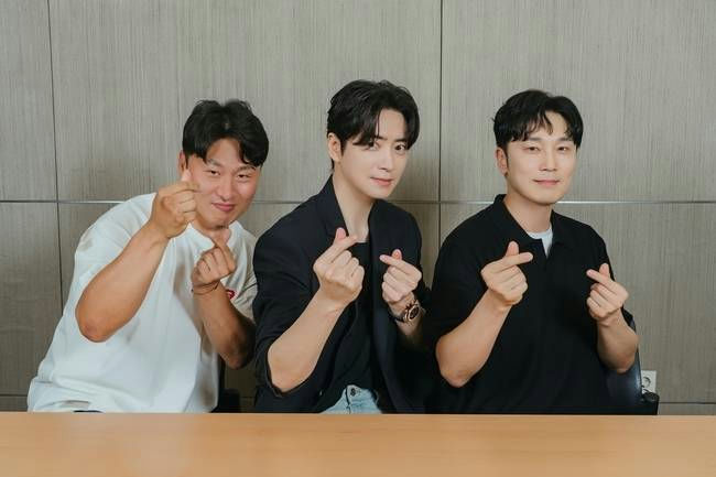 lee joon-hyuk wins lotterythree-men-fingerheart-smiling-indoor.