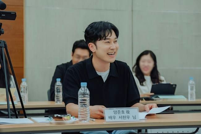 lee joon-hyuk wins lotteryactor-reading-script-table-waterbottle.
